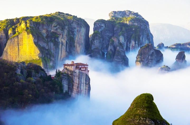 Trước đây, để có thể đặt chân lên những cánh cổng giáo đường lừng lững giữa mây này, người ta phải nhờ vào mạng lưới dây thừng, ròng rọc và thang dây.