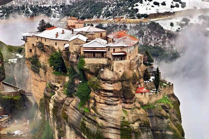 Qua rất nhiều biến cố lịch sử, Meteora chỉ còn lại 6 tu viện nguyên vẹn. Mỗi tu viện như vậy chưa đến 10 tu sĩ sinh sống tĩnh tâm và biệt lập với thế giới bên ngoài.