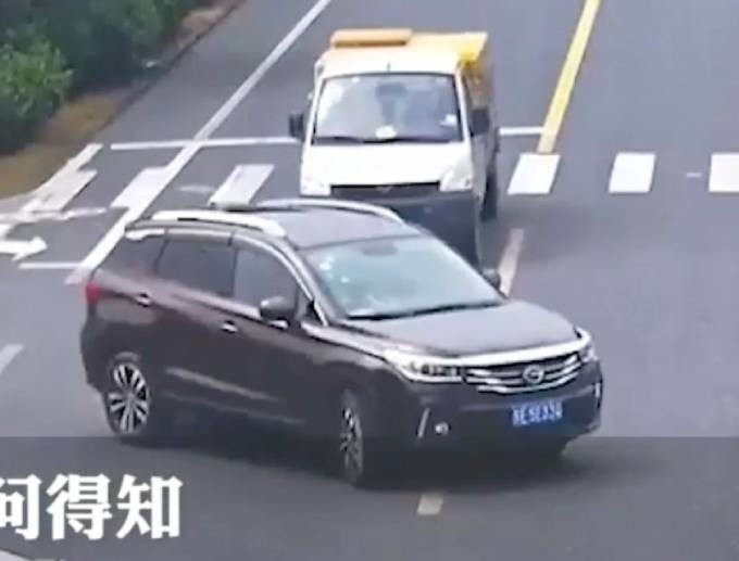 Be trai 12 tuoi trom xe hoi cua bo cho em gai di phuot