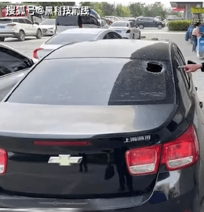 Cai nhau, cap doi nem do qua cua so lam hong 5 xe hoi