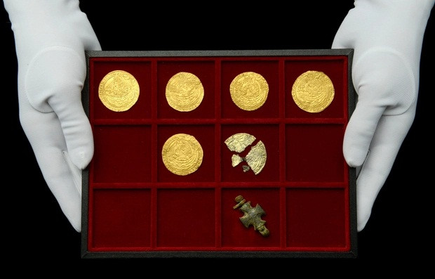 Di lam dong, doi vo chong gia khai quat duoc kho bau tien ty-Hinh-2