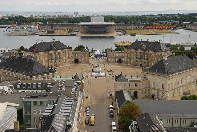 Cung điện Amalienborg, Copenhagen, Đan Mạch: Cung điện này gồm 4 tòa giống nhau được xây dựng theo phong cách kiến trúc Rococo. Quảng trường nằm giữa 4 tòa lâu đài được coi là trung tâm thủ đô Đan Mạch và là biểu tượng du lịch của thành phố.