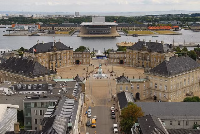 Cung điện Amalienborg, Copenhagen, Đan Mạch: Cung điện này gồm 4 tòa giống nhau được xây dựng theo phong cách kiến trúc Rococo. Quảng trường nằm giữa 4 tòa lâu đài được coi là trung tâm thủ đô Đan Mạch và là biểu tượng du lịch của thành phố.