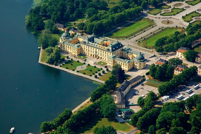 Cung điện hoàng gia này có chứa 5 bảo tàng và Nhà hát. Các phòng phía nam được dành riêng cho gia đình hoàng gia, phần còn lại của lâu đài mở cửa cho du khách tham quan.