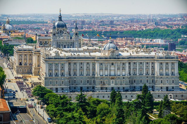 Cung điện Hoàng gia ở Madrid, Tây Ban Nha: Cung điện 3.000 phòng này vốn là nơi ở chính thức của Vua Felipe và Hoàng hậu Letizia nhưng chủ yếu được họ sử dụng để làm việc và đón tiếp khách. Hiện, gia đình hoàng gia Tây Ban Nha chủ yếu sống ở Cung điện Zarzuela.