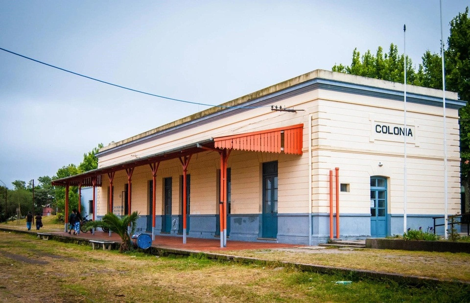 Ga xe lửa Colonia del Sacramento, Uruguay: Ga tàu bỏ hoang này nhìn từ xa vẫn giữ được nét tươi mới như thời còn hoạt động.