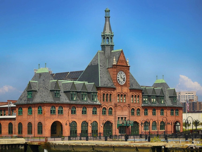 Nhà ga thành phố Jersey (Mỹ): Sau nhiều năm bị bỏ hoang, nhà ga này trở thành phim trường nổi tiếng, đồng thời là điểm du lịch hút khách.