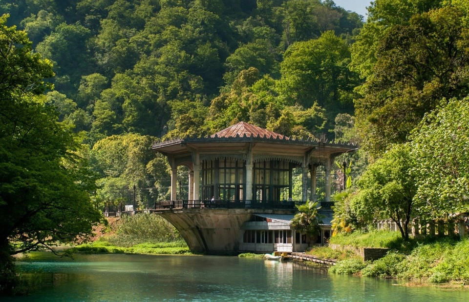 Ga xe lửa Psyrtskha, Abkhazia: Nhà ga tuy bị bỏ hoang từ lâu nhưng các đường ray xung quanh vẫn được sử dụng. Ngày nay, nơi này đã trở thành điểm đến thu hút các nhiếp ảnh gia muốn chụp lại kiến trúc độc đáo của nó.