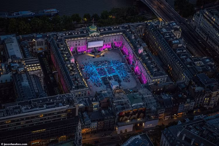 Mọi người tập trung tại trung tâm nghệ thuật Somerset House để theo dõi một màn trình diễn ngoài trời.