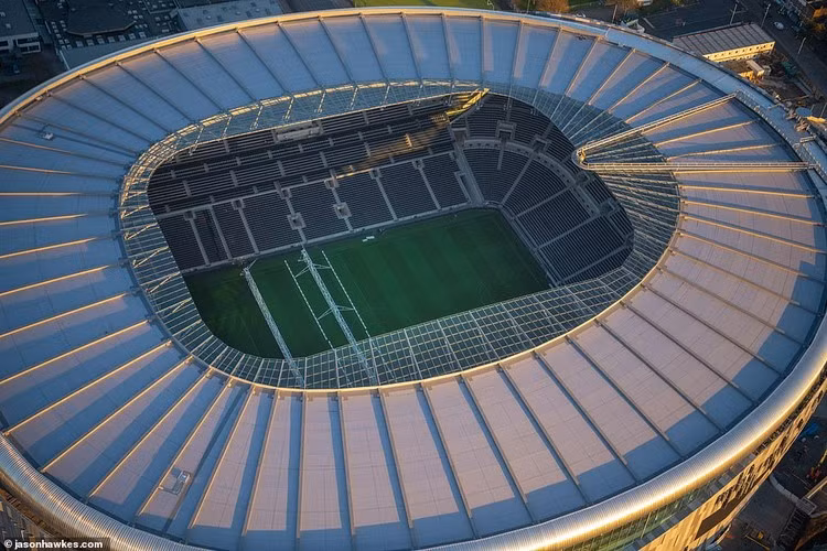 Sân vận động Tottenham Hotspur ở phía bắc London nhìn từ trên cao. Với sức chứa lên tới 62.303 người, đây là sân vận động câu lạc bộ lớn nhất ở London.