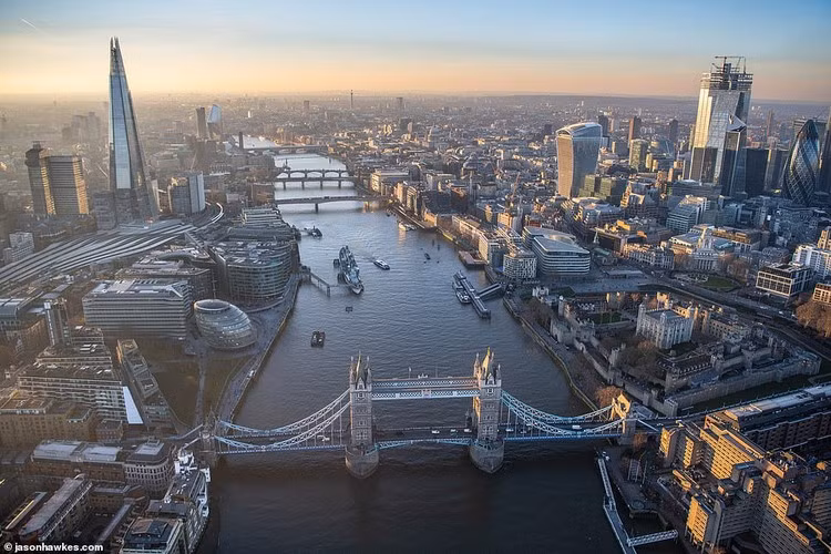 Quang cảnh sông Thames với cây cầu Tháp London nổi tiếng nhìn từ trên cao.