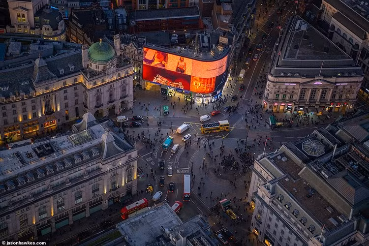 Bộ ảnh thủ đô London nhìn từ trên cao do nhiếp ảnh gia Jason Hawkes ghi lại được đăng tải trên trang Daily Mail. Ảnh chụp giao lộ nổi tiếng Piccadilly Circus khi màn đêm dần buông xuống.