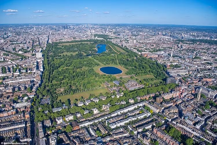 Quang cảnh Cung điện Kensington và Công viên Hyde nhìn từ trên cao. Được biết, Cung điện Kensington là nơi ở của Công tước và Nữ Công tước xứ Cambridge.