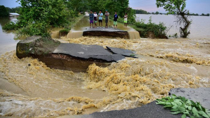 Gió mùa lớn xảy ra hàng năm ở Assam, phía Đông Bắc Ấn Độ, dẫn đến lũ quét và lở đất suốt 10 ngày qua buộc người dân phải rời bỏ nhà cửa và bỏ lại đồ đạc của họ.