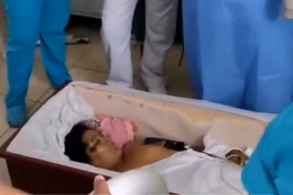 Co gai dap quan tai tinh day giua dam tang gay soc