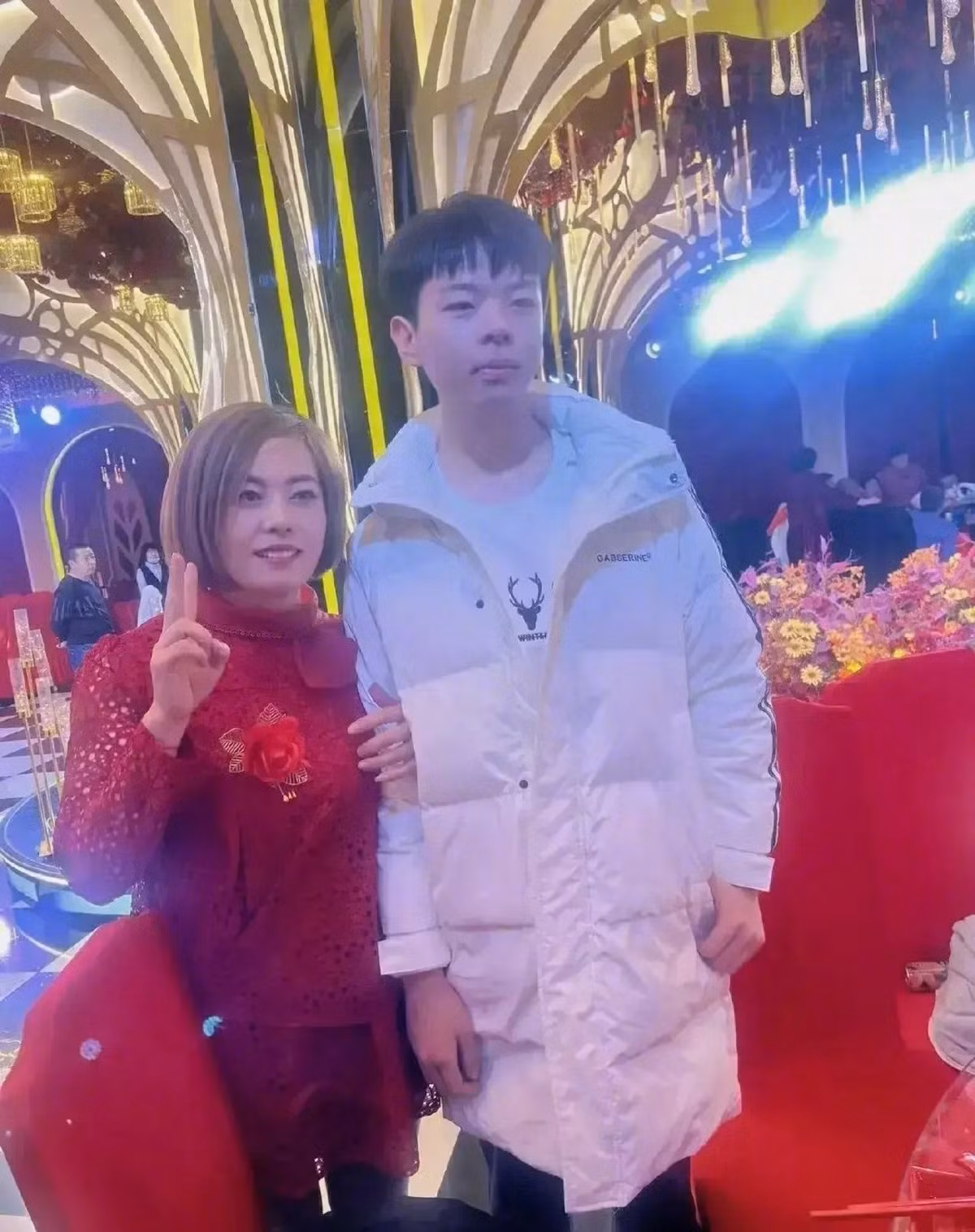 Chang trai tu tu sau khi 2 lan bi bo me ruot bo roi-Hinh-2