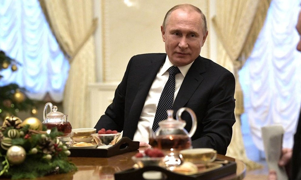 Do công việc bận rộn, Tổng thống Nga Vladimir Putin cũng không ít lần phải đón Tết xa nhà. Chẳng hạn như, vào ngày 31/12/2013, Tổng thống Putin đích thân tới Khabarovsk, nơi trước đó đã bị ảnh hưởng nặng nề bởi trận lũ lụt khiến 32.000 người dân địa phương phải sơ tán. Ảnh: Reuters.