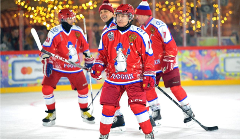 Trong kỳ nghỉ năm mới, Tổng thống Nga Putin thích dành thời gian chơi thể thao như trượt tuyết, khúc côn cầu trên băng hay bơi lội. Ảnh: Kremlin.