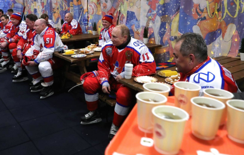 Khúc côn cầu là một trong những môn thể thao yêu thích của ông Putin. Ảnh: Kremlin.