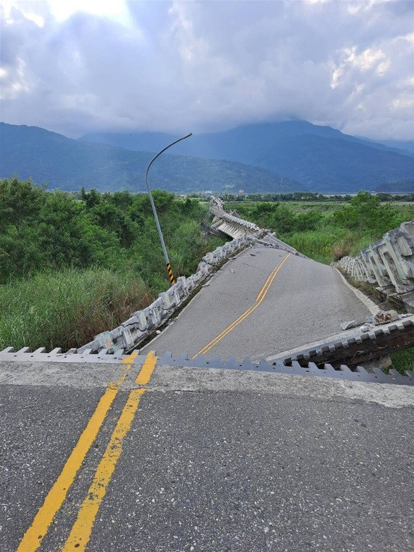 Hinh anh nha cua sap do tan hoang sau dong dat o Dai Loan-Hinh-7