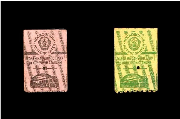 Đi kèm với thẻ kim loại, vé tàu điện ngầm bằng giấy cũng được phát hành.