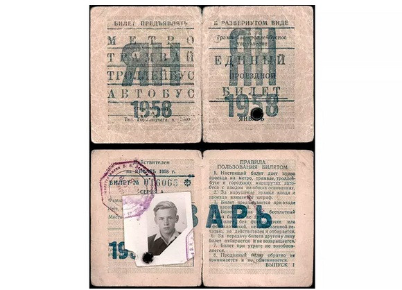 Song song với nhận tiền xu, các tàu điện ngầm Moscow vẫn chấp nhận vé giấy.