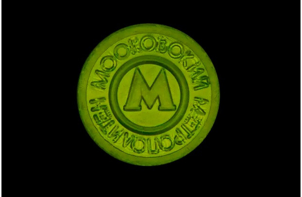 Vào năm 1993, các vé dạng kim loại đã được thay thế bằng loại vé bằng nhựa trong suốt.