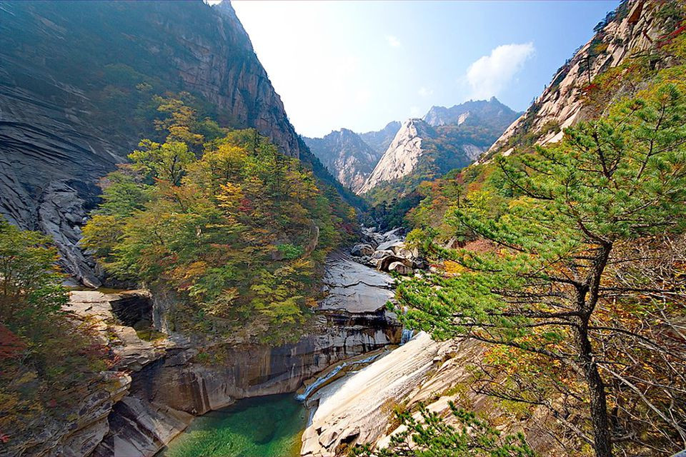 Do nằm gần sát với đường biên giới phân chia Triều Tiên và Hàn Quốc, núi Kim Cương đã trở thành một cầu nối gắn kết giao lưu du lịch, văn hóa giữa hai miền.