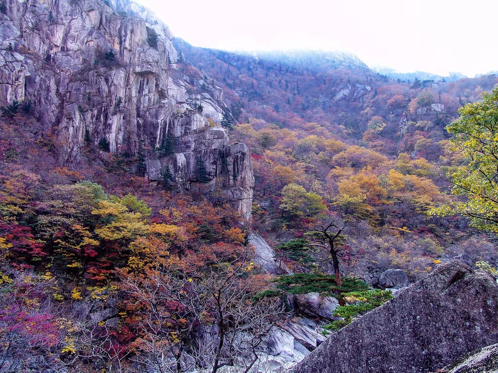 Quanh núi Kumgang có nhiều thác nước hùng vĩ, khe núi sâu thẳm tịch mịch, vừa đáng sợ vừa cuốn hút, cùng các cung đường leo núi tuyệt đẹp như Kuryongyon, Manmulsang hay Samilpo.