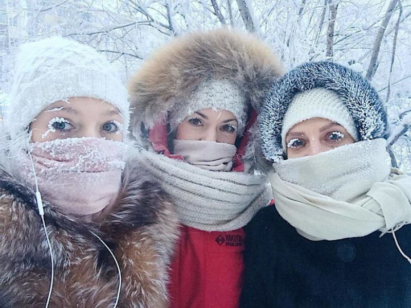 2. Yakutsk, Nga: Du khách sẽ mất khoảng một ngày để đi từ Oymyakon đến Yakutsk, thủ phủ của vùng Yakutia, phía đông bắc nước Nga. Thành phố có 300.000 cư dân xem thời tiết dưới 0 độ là chuyện bình thường, kéo dài nhiều tháng trong năm. Nhiệt độ trung bình vào mùa đông ở Yakutsk là khoảng -41 độ C.
