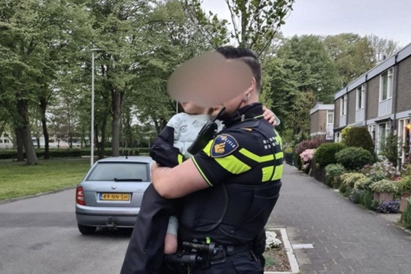 Cau be 4 tuoi gay soc khi trom lai xe cua me di choi