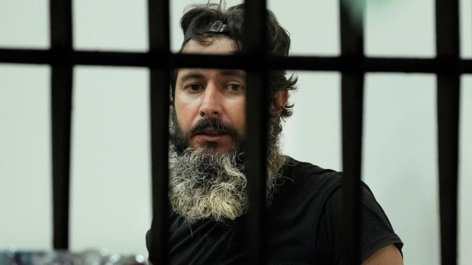 Duoc ca ngoi la anh hung vi cam sung vao ngan hang doi tien