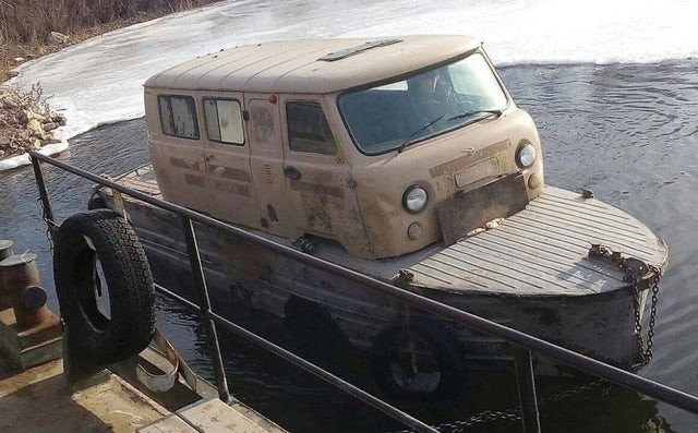 Bên dưới là chiếc thuyền nhưng bên trên lại là ô tô. Những kiểu phương tiện kỳ quặc này là hình ảnh người ta thấy không ít ở nước Nga.