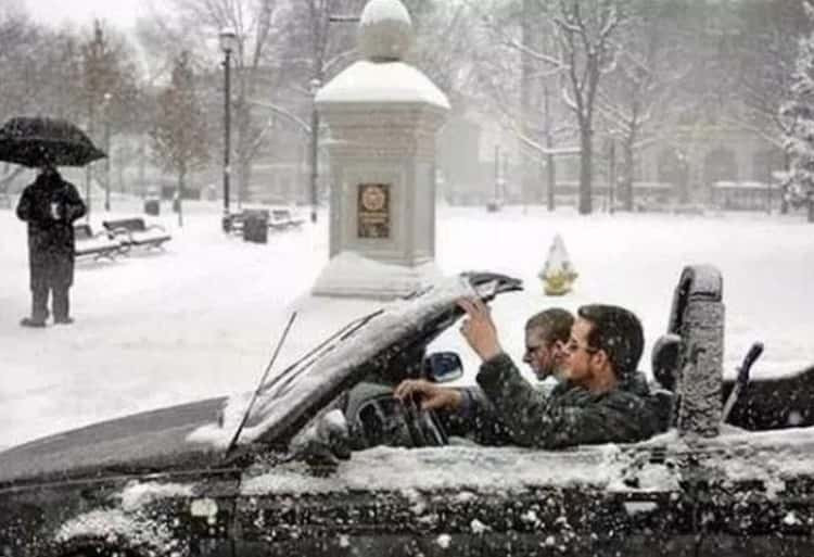 Bạn đã bao giờ thử đi xe mui trần dưới trời tuyết cực lạnh giá như những thanh niên Nga này? Ảnh: IT.