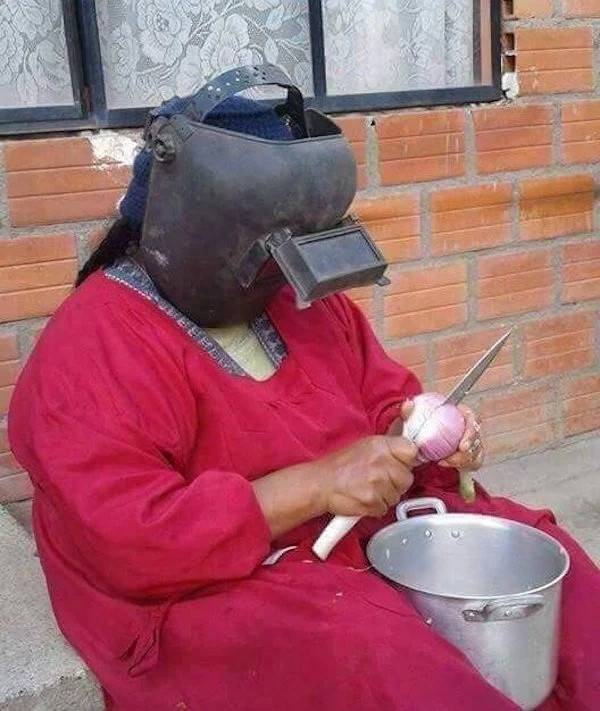 Cách gọt hành tây không cay mắt của người phụ nữ Nga khiến ai cũng phải cười phá lên.