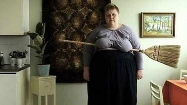 Khi hai tay đã mỏi thì đây là cách người phụ nữ Nga cầm chổi quét nhà.