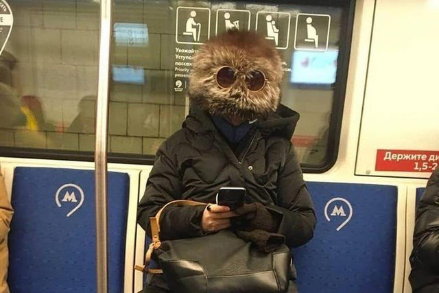 Nhìn chiếc mũ của người phụ nữ, không ai đoán được mặt cô ta thật sự ở đâu.