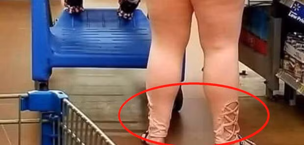 Nguoi phu nu hung chi trich vi “mac nhu khong mac” di sieu thi