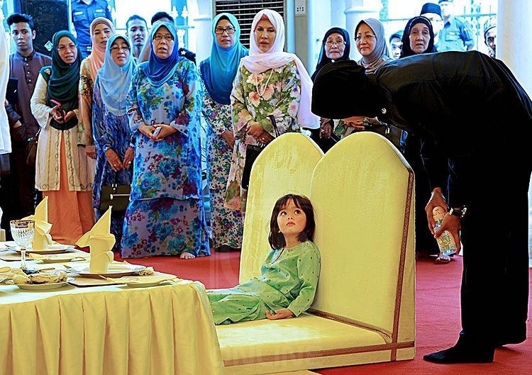 Công chúa Raja Nazira Safya sinh năm 2011, là con gái của hoàng hậu Tuanku Zara Salim và nhà vua Raja Nazrin – một trong 9 tiểu vương của Malaysia.