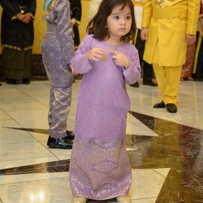 Thậm chí, cô cũng chẳng ngại mè nheo bố mẹ giữa cuộc họp Hoàng gia. Mỗi lần như vậy, công chúng lại càng yêu thích sự tự nhiên, ngây ngô của cô công chúa.