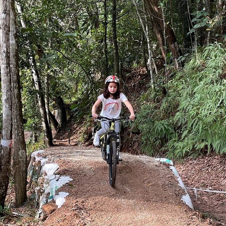 Hiện tại, Raja Nazira Safya đã là cô bé 11 tuổi với vóc dáng mảnh mai, yêu thích các hoạt động chạy nhảy và leo núi bằng xe đạp. Ảnh: IG, IT.