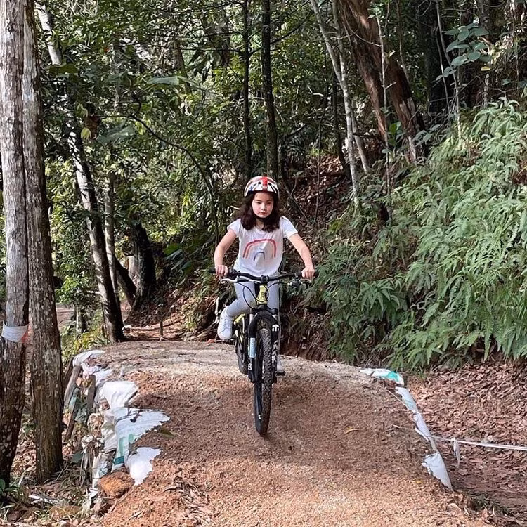 Hiện tại, Raja Nazira Safya đã là cô bé 11 tuổi với vóc dáng mảnh mai, yêu thích các hoạt động chạy nhảy và leo núi bằng xe đạp. Ảnh: IG, IT.