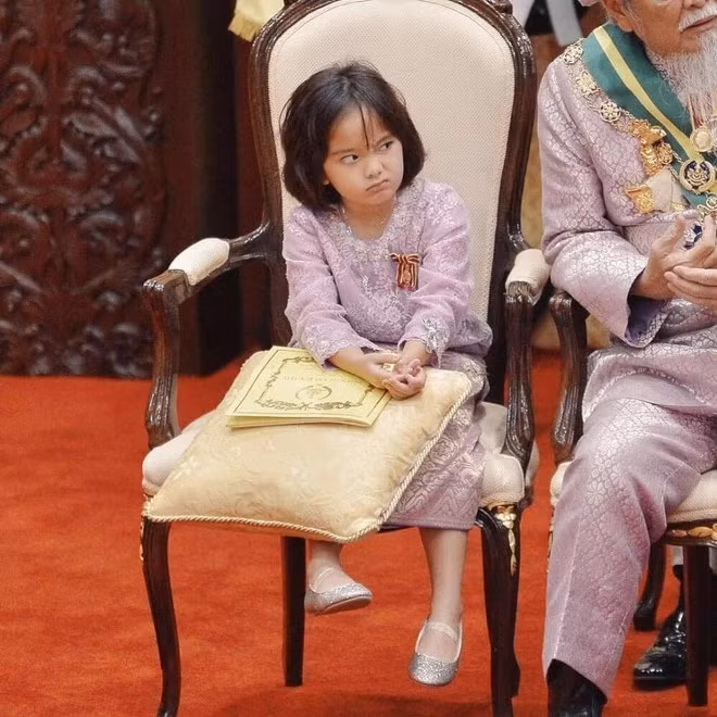 Ngay từ khi chào đời tiểu công chúa này đã có khuôn mặt tròn trĩnh, sống mũi cao và miệng chúm chím xinh như thiên thần. Càng lớn lên, tiểu công chúa càng xinh đẹp và sắc nét hơn.