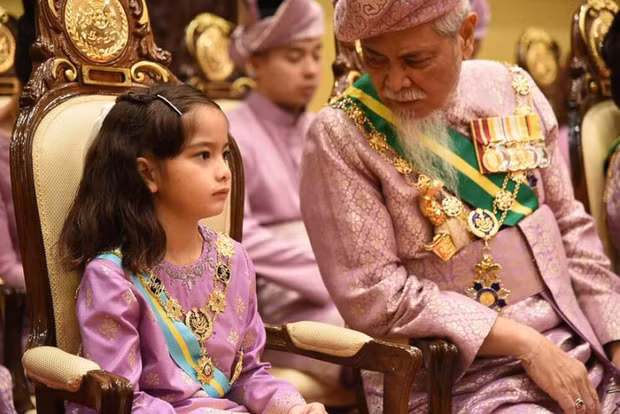 Raja Nazira Safya được đánh giá là gương mặt nhí nhận được sự quan tâm của công chúng và các gia đình Hoàng gia tại Châu Á với vẻ ngoài xinh đẹp, đáng yêu.