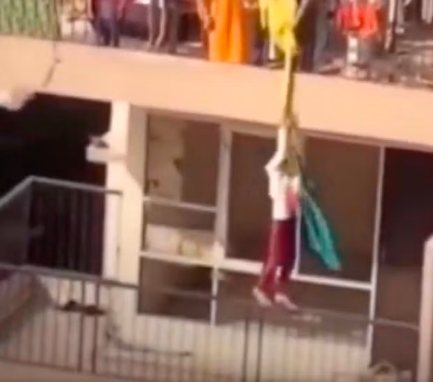 Ba me “vo cam” de con trai mao hiem du day nhat quan ao