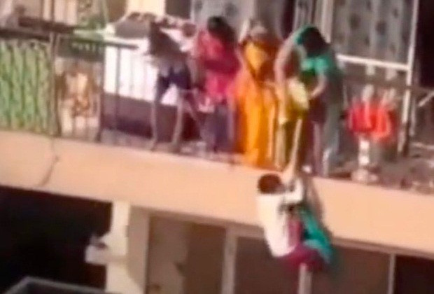 Ba me “vo cam” de con trai mao hiem du day nhat quan ao-Hinh-2