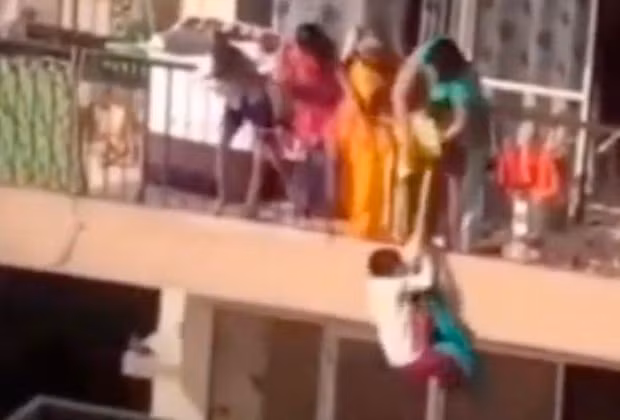 Ba me “vo cam” de con trai mao hiem du day nhat quan ao-Hinh-2