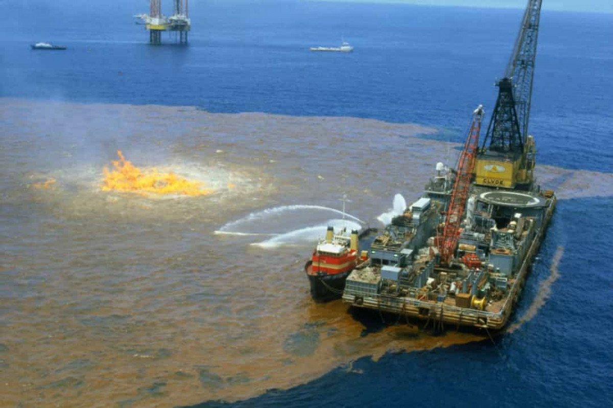 Sự cố tràn dầu giàn khoan Ixtoc I năm 1979. Bên cạnh vụ Deepwater Horizon, vịnh Mexico cũng là hiện trường của một thảm họa tràn dầu khác. Vào ngày 3/6/1979, giếng dầu thăm dò Ixtoc bị nổ ở vịnh Campeche dẫn đến một trong những vụ tràn dầu lớn nhất trong lịch sử.