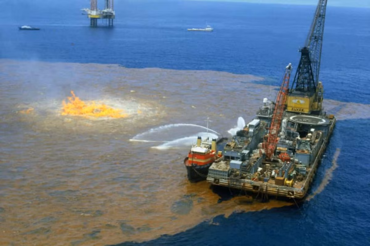 Sự cố tràn dầu giàn khoan Ixtoc I năm 1979. Bên cạnh vụ Deepwater Horizon, vịnh Mexico cũng là hiện trường của một thảm họa tràn dầu khác. Vào ngày 3/6/1979, giếng dầu thăm dò Ixtoc bị nổ ở vịnh Campeche dẫn đến một trong những vụ tràn dầu lớn nhất trong lịch sử.