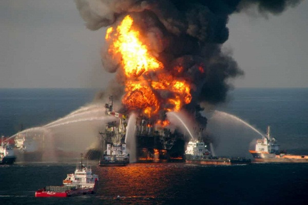 Nổ giàn khoan Deepwater Horizon: Ngày 21/4/2010, ngoài khơi bang Louisiana – vịnh Mexico bất ngờ phát nổ giàn khoan dầu Deepwater Horizon, làm ít nhất 11 công nhân thiệt mạng, gây ra sự cố tràn dầu nghiêm trọng nhất tại Mỹ trong khoảng nửa thế kỷ.